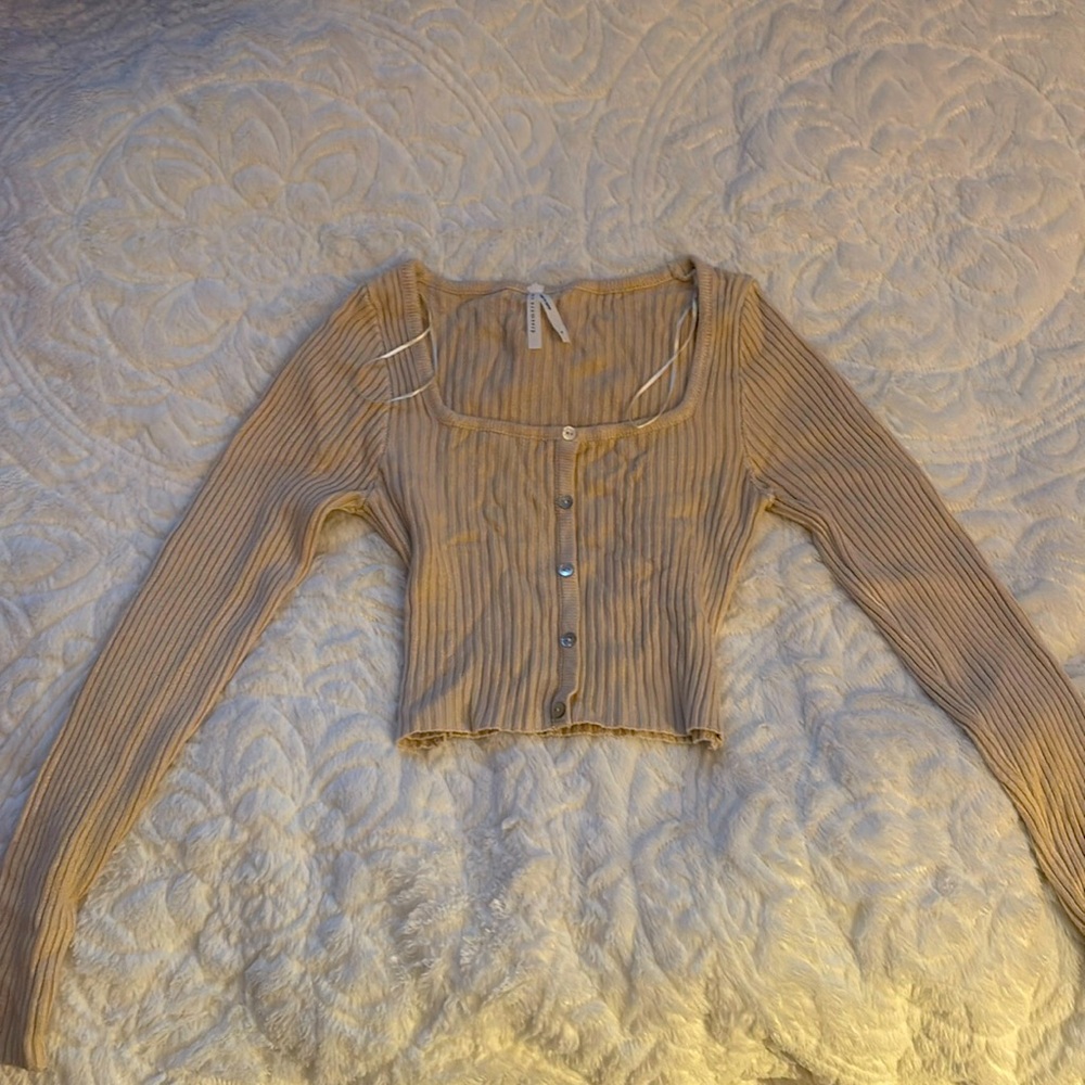 Cream cropped buttoned sweater in Medium